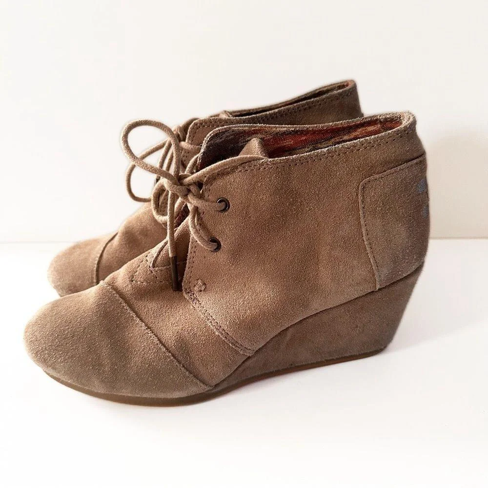 Toms Women's 7 Tan Suede Desert Wedges